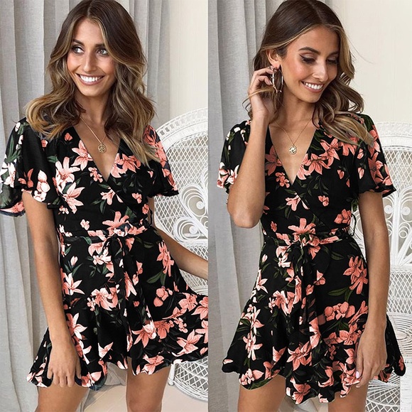 Dresses & Skirts - 🆕Deep V Neck Floral Short Sleeve Dress